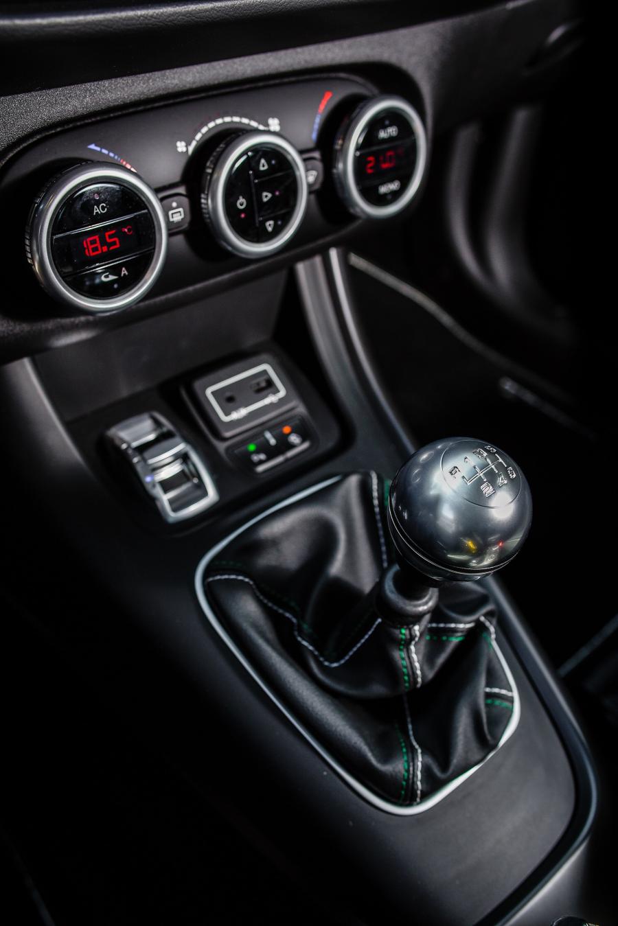 Детали интерьера Alfa Romeo Giulietta QV Line (940) 2014 года  (WW) (фото 22 из 27)